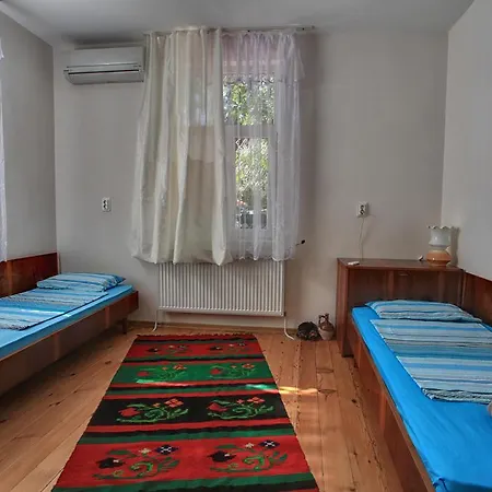 Retro & Friendly House : With A Backyard بيت ضيافة بلوفديف