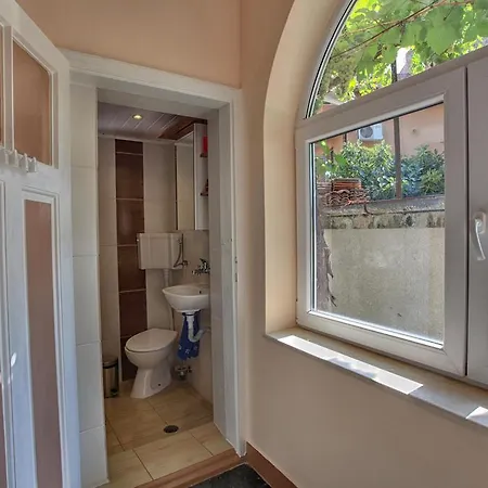 Retro & Friendly House : With A Backyard بلوفديف