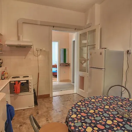 Retro & Friendly House : With A Backyard بيت ضيافة