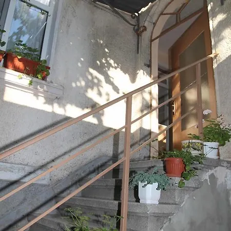 Retro & Friendly House : With A Backyard *