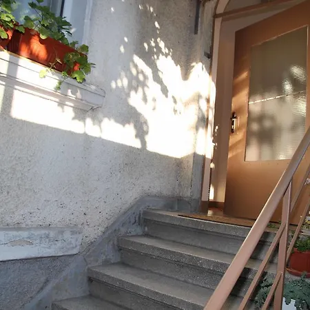 Retro & Friendly House : With A Backyard *